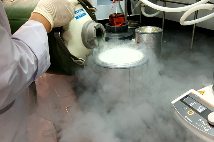 使用東亞液氮罐，提取液氮